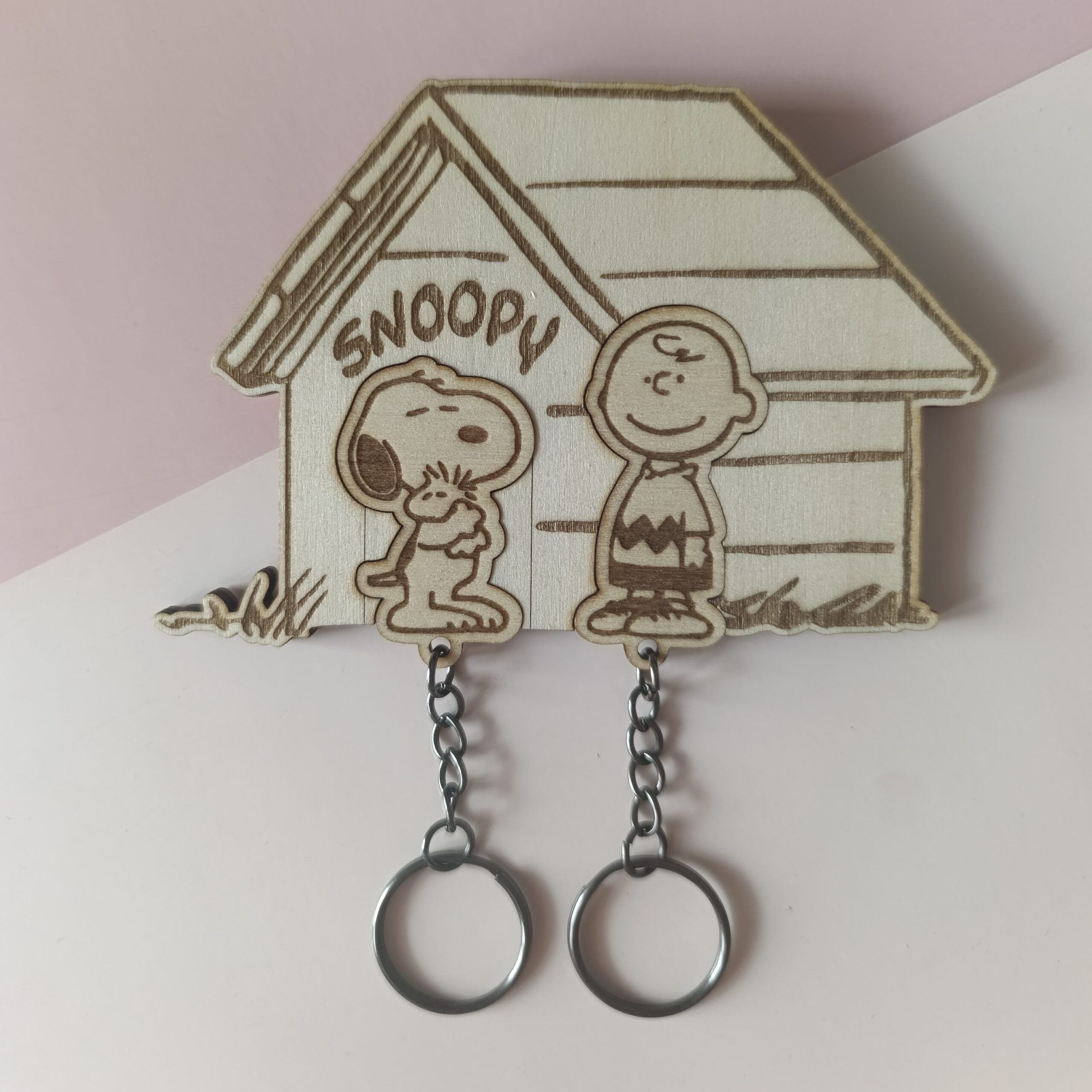 Cuelgallaves de madera Snoopy y Charlie Brown