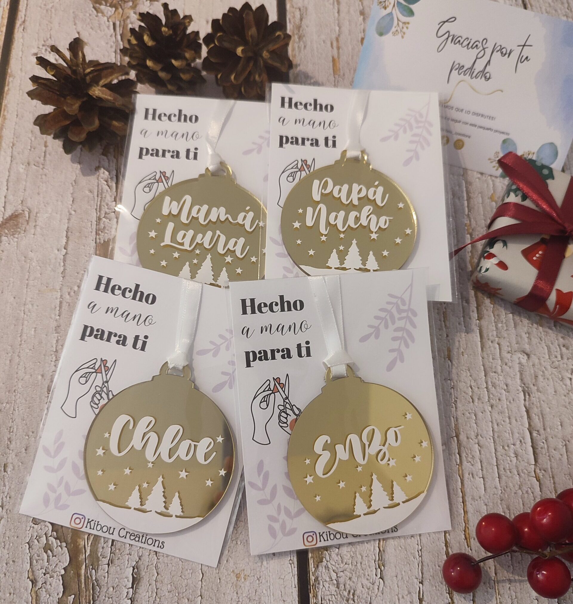 Bola de Navidad personalizada en metacrilato dorado - Imagen 3