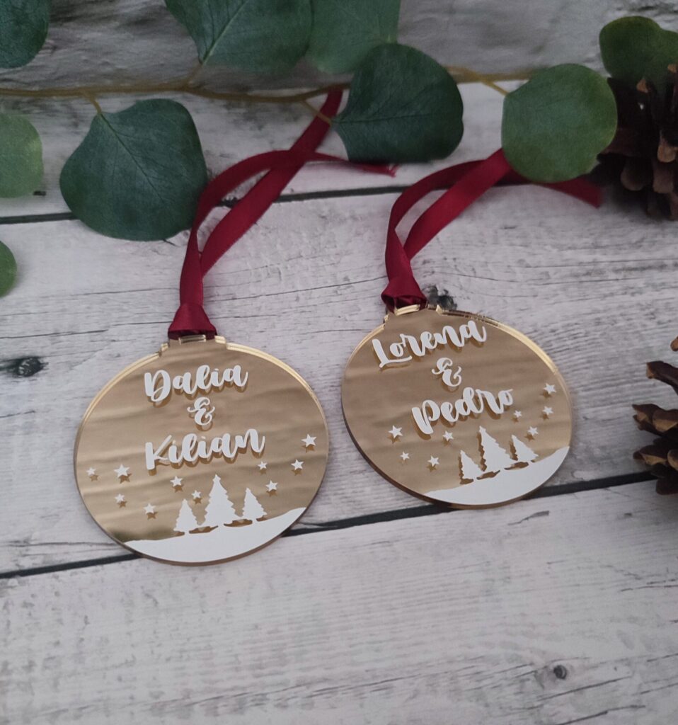 Bola de Navidad personalizada en metacrilato dorado