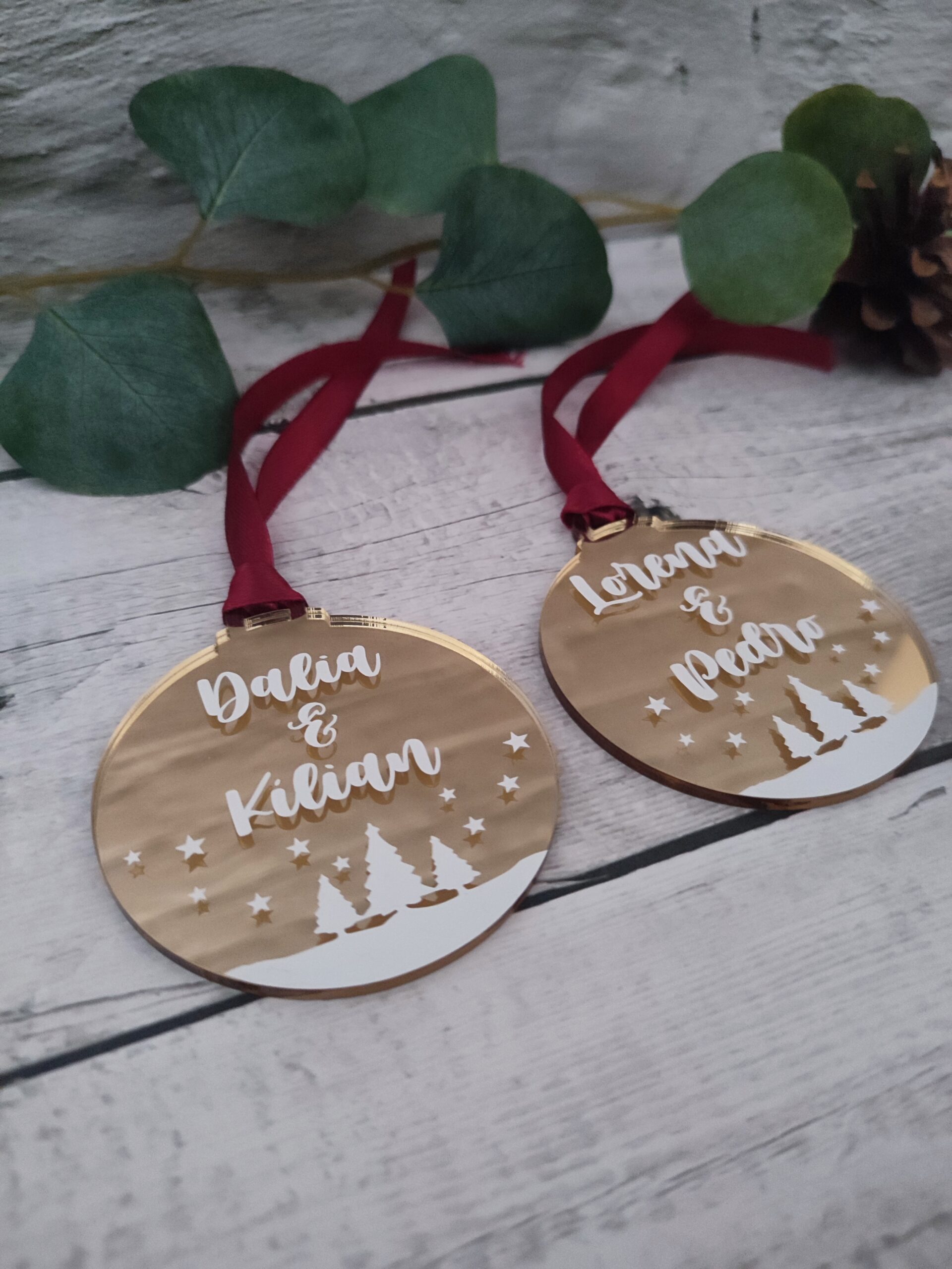 Bola de Navidad personalizada en metacrilato dorado - Imagen 2